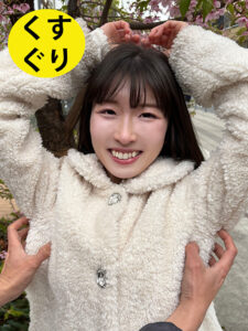 街角で声をかけてくすぐりさせてもらう ももなちゃん